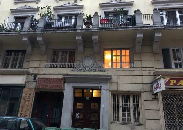 Petra\'S Tranquil Nest In Downtown Budapest